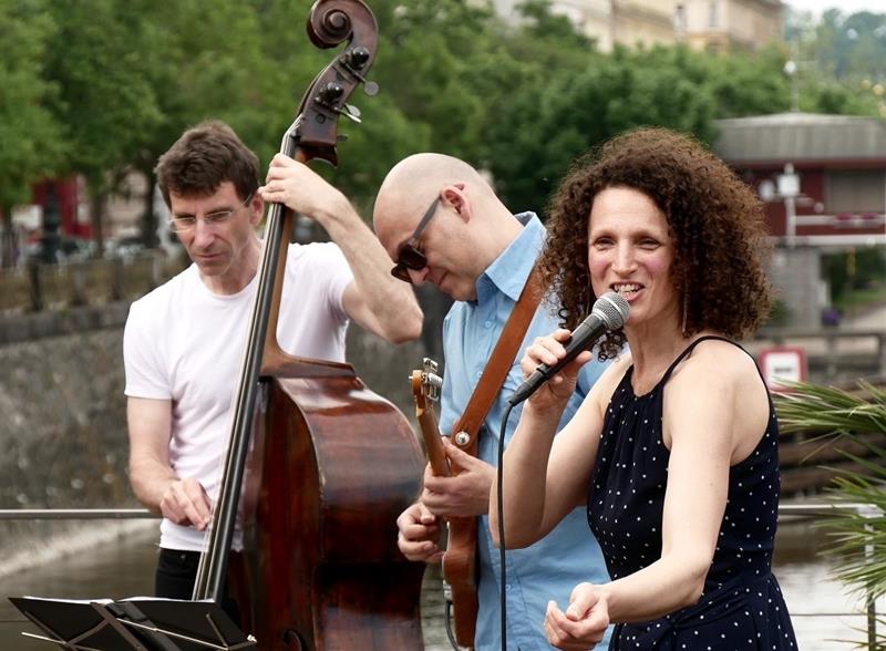 Petra Ernyeiová Trio - Jazz na střeše  - preview image